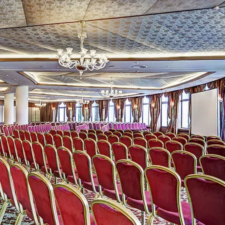 Grand Hotel *